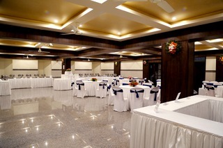 Hotel Raj Vista - Suites & Convention