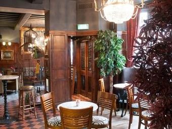 Hostal Huckleberrys Bar & Grill