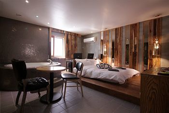 Hotel You, I In