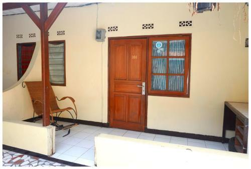 Bed & Breakfast Budi House & Food Station