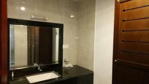 Hotel Regant Lake Village