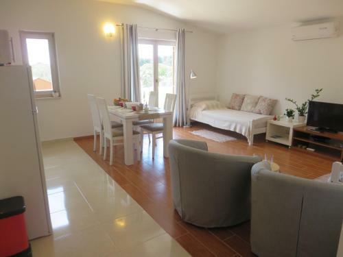 Filipovic Apartments With Pool