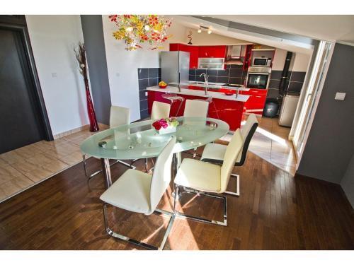 Holiday Home Luxury Sea View Apartment