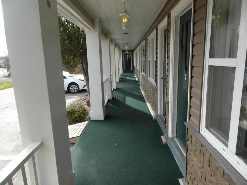 The Lionstone Inn Motel And Cottages