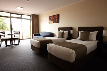 Adelaide Meridien Hotel & Apartments