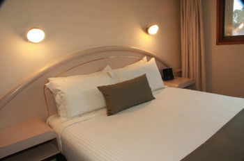 Adelaide Meridien Hotel & Apartments