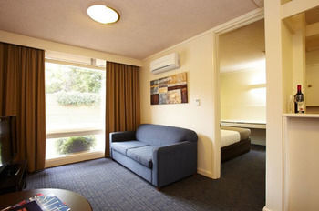 Adelaide Meridien Hotel & Apartments