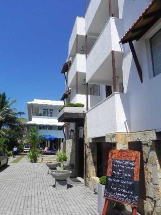 St. Lachlan Hotel & Suites
