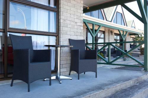 Gables Lakefront Motel