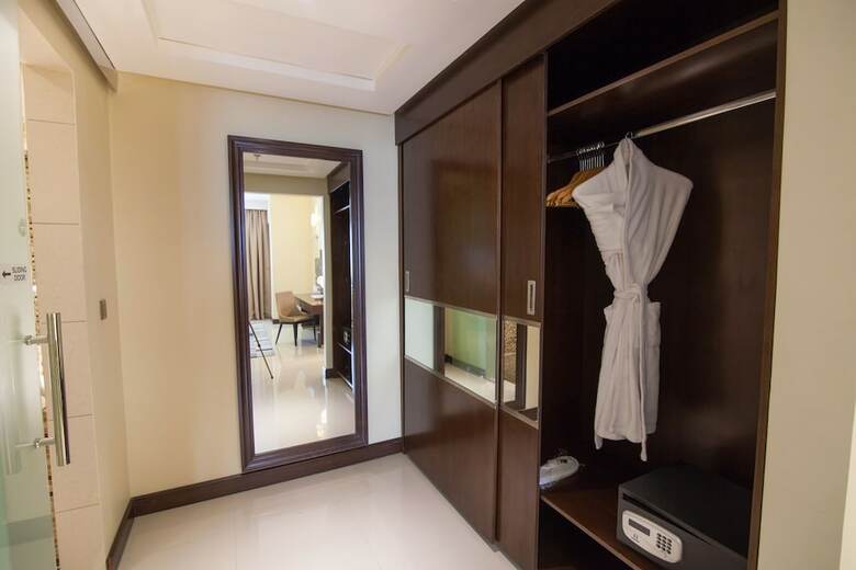 Atiram Premier Hotel