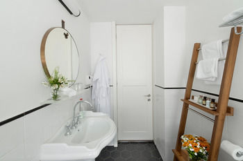 Lily & Bloom Hotel