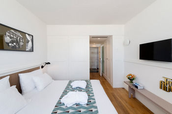 Lily & Bloom Hotel