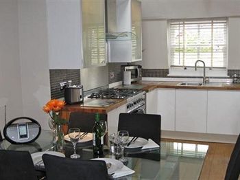 Hotel Ei8ht Brighton Apartments - Guest House