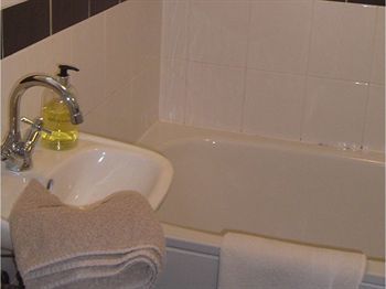 Hotel Ei8ht Brighton Apartments - Guest House