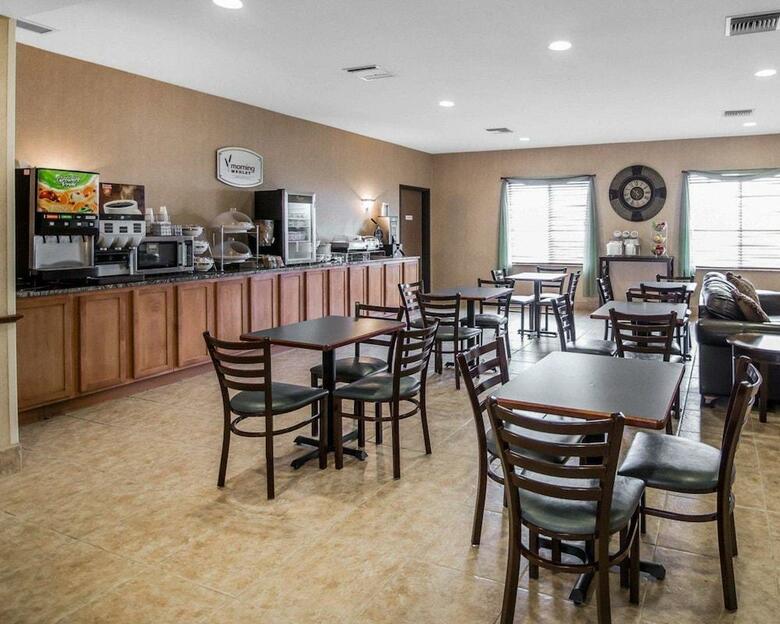 Hotel Sleep Inn And Suites Salina