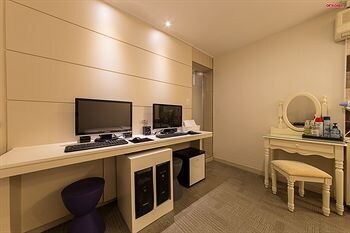 Ez Hotel