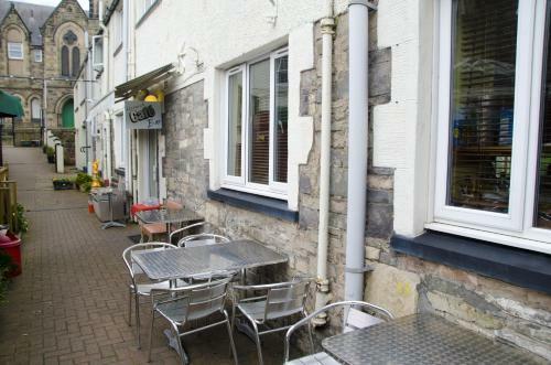 Hostal Bridge House Guest House
