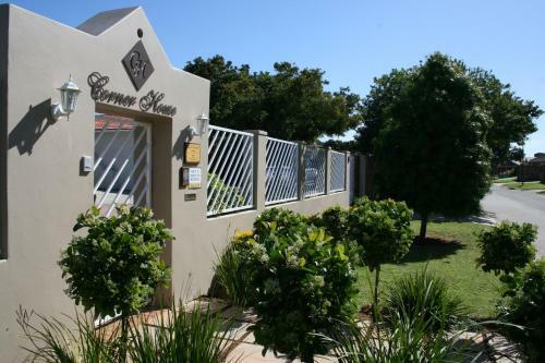 Bed & Breakfast Corner House Accommodation