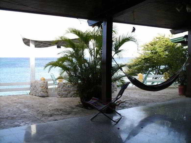 Hotel Settlers Beach