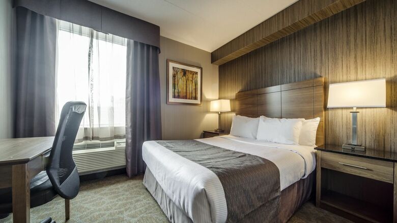 Hotel Monte Carlo Inn Airport Suites
