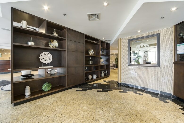Hotel Monte Carlo Inn Airport Suites