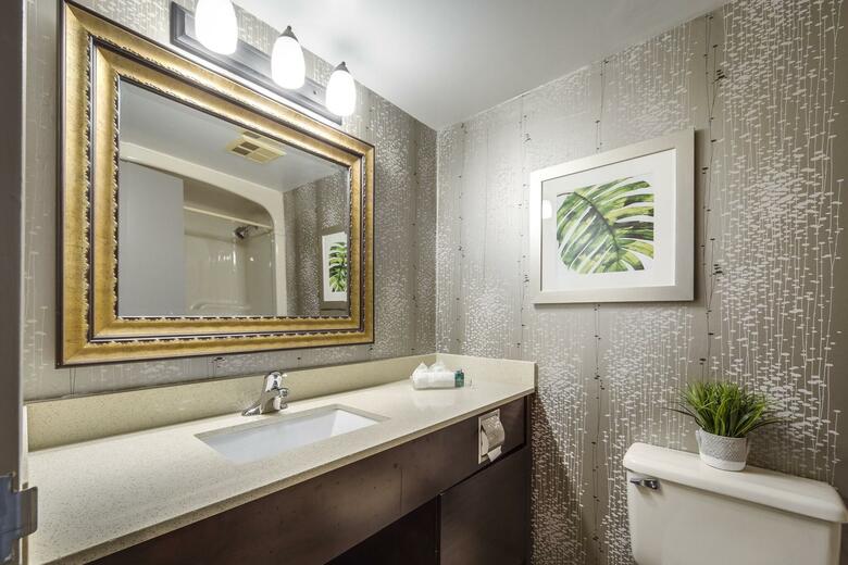 Hotel Monte Carlo Inn Airport Suites