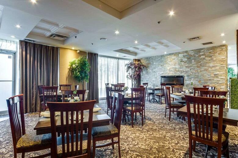 Hotel Monte Carlo Inn Airport Suites