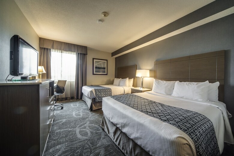 Hotel Monte Carlo Inn Airport Suites