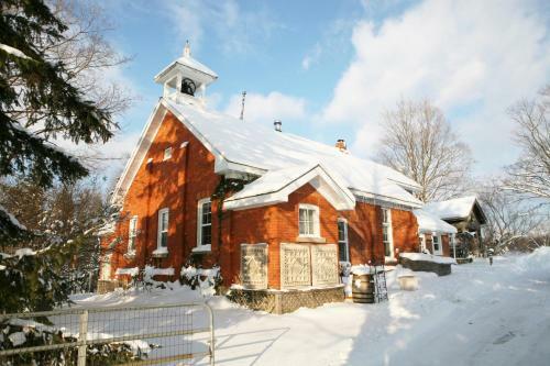Picturesque School House Retreat