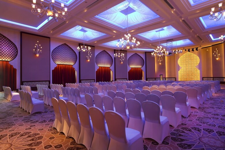 Bab Al Qasr Hotel