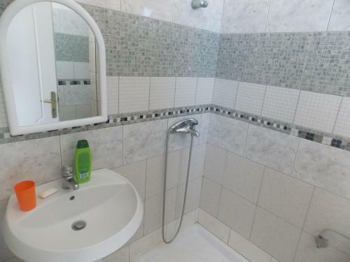 Damian Saranda Hotel