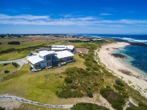 Hostal Wytonia Beachfront Accommodation