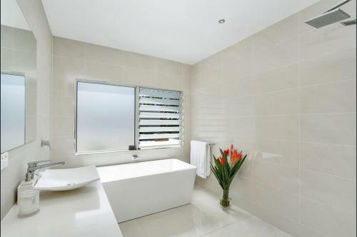 Hilltop Rainforest Retreat