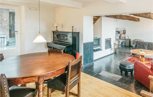 Seven-bedroom Holiday Home In Remersdaal