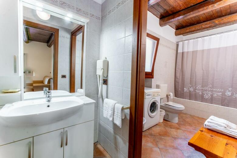 Hotel Lago Bin