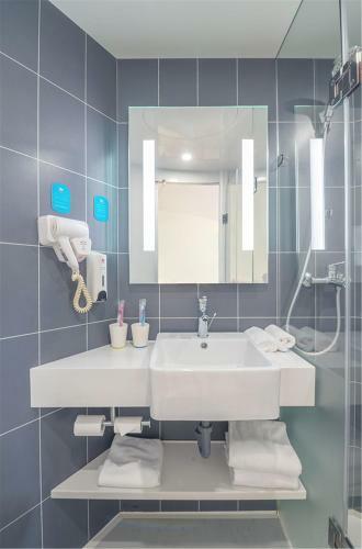 Hotel Hanting Express Wuhan Optics Valley Pedestrian Street