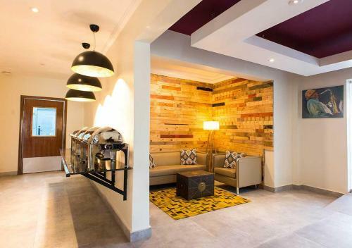 The Earl Heights Apartment Hotel