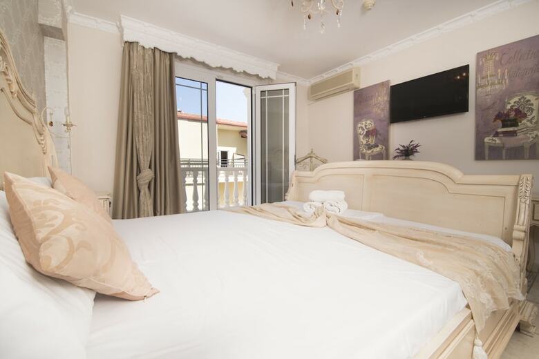 Parthenon Art Hotel