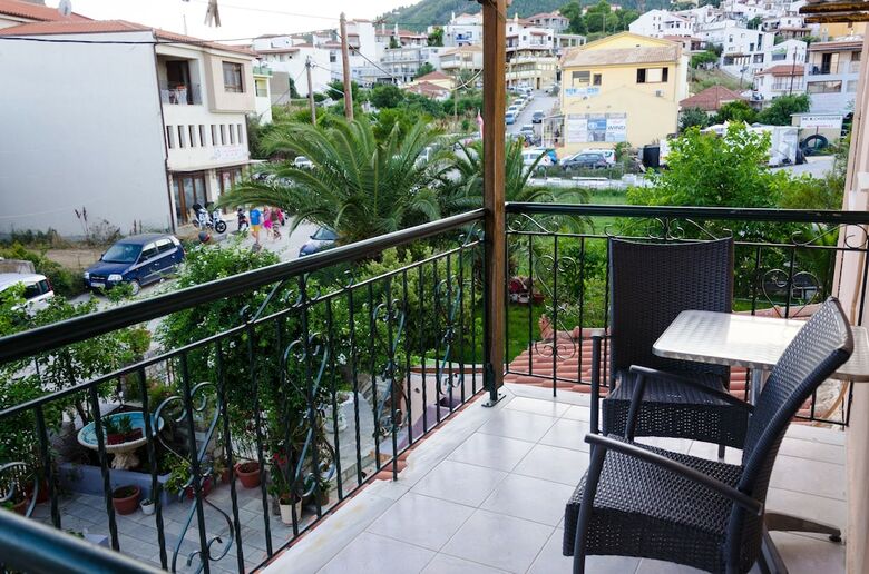 Hostal Polykratis Rooms