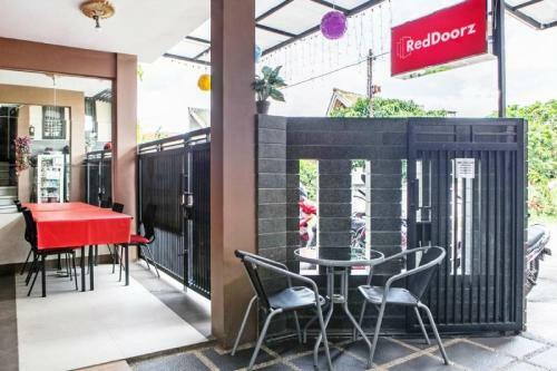 Hostal Reddoorz Near Isola Upi