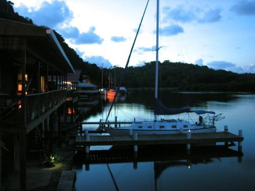 Bed & Breakfast Sail Inn Of Roatan