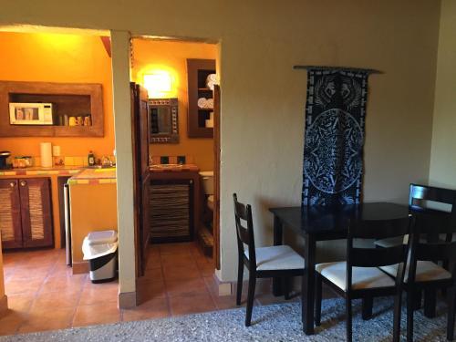 Hostal Leo's Baja Oasis