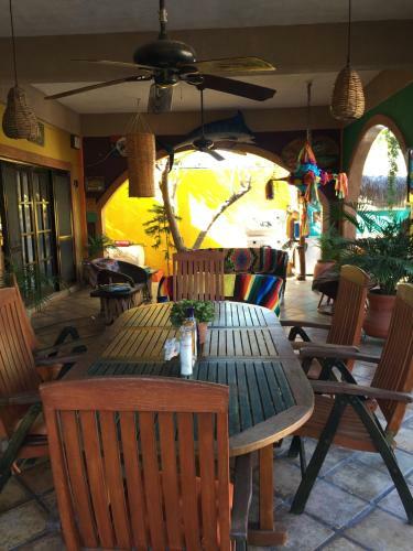 Hostal Leo's Baja Oasis