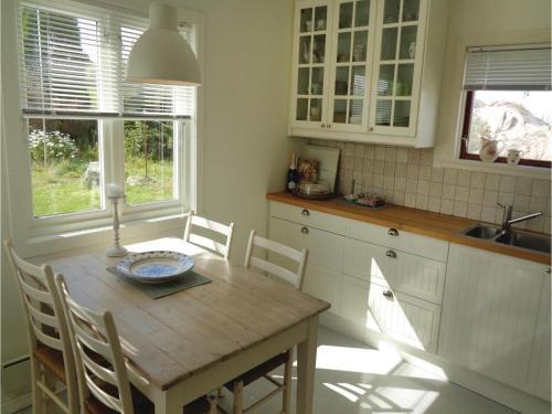 Four-bedroom Holiday Home In Bremnes