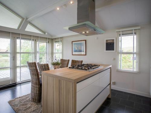 Charming Chalet In Kattendijke Near The River