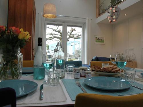 Splendid Waterfront Holiday Home In Uitwellingerga