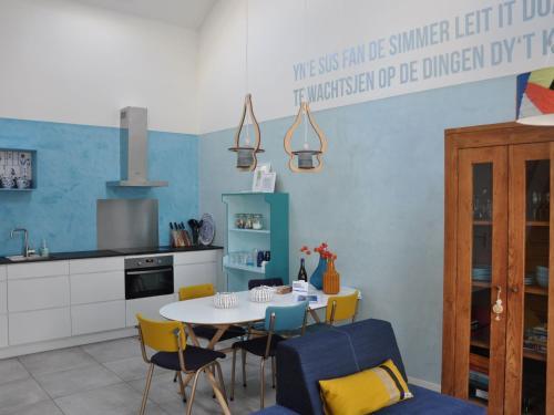 Splendid Waterfront Holiday Home In Uitwellingerga