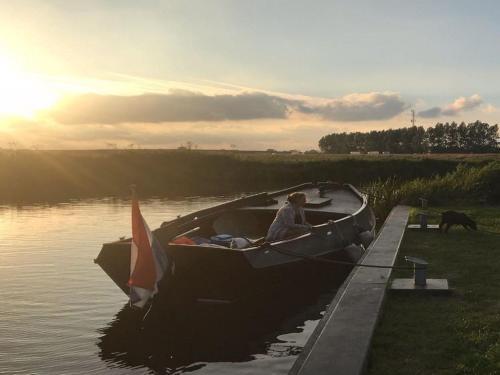 Splendid Waterfront Holiday Home In Uitwellingerga