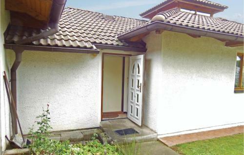 Three-bedroom Holiday Home In Velke Popovice