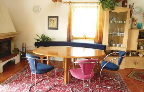 Three-bedroom Holiday Home In Velke Popovice